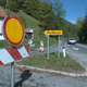 Zaradi nevarnosti zdrsa brežine cesta Sopota-Zagorje zaprta. Dolg obvoz domačinom povzroča težave.
