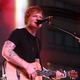 Ed Sheeran postaja volk samotar: zapustila ga je še irska skupina Beoga