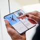 Apple predstavil iPhone Duo, svoj prvi zložljivi telefon