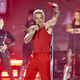 Robbie Williams po odpovedi koncerta z razočaranimi oboževalci prepeval pred hotelom