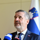 Kajzer zavrača očitke: Vlada vodi zunanjo politiko, ki krepi položaj naše države