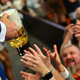 Za litrski vrček piva na Oktoberfestu letos že 15,61 evra – petkrat več kot leta 1985