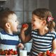 Otroška hrana je izum živilske industrije – otroci naj jedo tisto, kar jeste vi