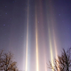 Kaj so svetlobni stebri, ki so jih včeraj videli na nebu nad Medvodami?