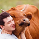 Objemanje krav: nov terapevtski pristop, ki prinaša številne koristi