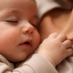 Zakaj me dojenček ščipa, ko zaspi?