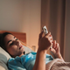 Kaj pomeni, če ves čas preverjate telefon? Psihologi pojasnjujejo, kaj v resnici iščemo na zaslonu
