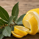 Zakaj je dobro skuhati limonino lupino in lovorjev list? Preprost trik, ki prijetno osveži dom