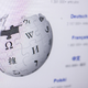 Arbiter resnice: Je Wikipedia še zadnje mesto na internetu, ki mu zaupamo?