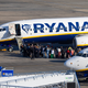 Ryanair opozoril na naraščajoče stroške, delnice upadle