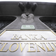 Zakaj je poslovanje bank letos manj dobičkonosno kot lani?
