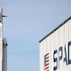 SpaceX med elito, medtem ko njegovi prihodki še zdaleč niso blizu podjetjem "Veličastnih sedem"