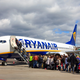 Potnikom cenejše vozovnice, Ryanairju in vlagateljem pa manj dobička