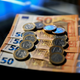 Slovenija vse bolj mobilizira zasebni kapital, v evropskem merilu le palček