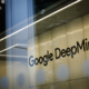 Zaposleni pri Google DeepMindu ob odhodu opozoril: Umetna inteligenca bi lahko "pobila vse"
