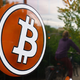 Bitcoin po silovitem skoku zdrsnil z osemmesečnega vrha