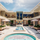 Zasebni terminal za več tisoč dolarjev: šampanjec, apartma in BMW do letala