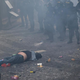 V enem najbolj priljubljenih evropskih mest hud spopad nasilnežev in policije #video
