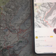 Varno v gore s pomočjo zemljevida in aplikacije