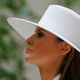 Beli klobuk Melanie Trump gre na dražbo