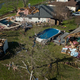 Tornado hiše zmetal s temeljev in terjal smrtno žrtev #foto