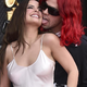 Vroči poljubi in razgaljene prsi na rdeči preprogi Grammyjev #foto