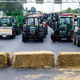 Kmetje v znak protesta proti vladi na ceste pripeljali traktorje #video