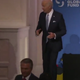Predsednik ZDA se je na odru popolnoma zmedel #video