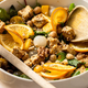 Nova ideja za vegansko prilogo za piknik: solata z gorčičnim tofujem in pomarančno polivko