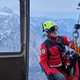 Reševalci brez predaha: jadralna padalka obvisela na petnajstih metrih, v gorah smrt in hude poškodbe
