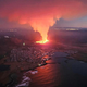 Vulkan na Islandiji bruha lavo in zažiga hiše: "Ni znakov upočasnejvanja" #video