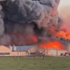 Boj s plameni v obsežnem požaru na perutninski farmi