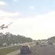 Letalo zasilno pristalo na avtocesti in zagorelo #video