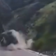 Šokanten posnetek: trenutek, ko ogromna skala pod seboj pokoplje tovornjak #video