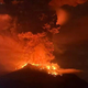 Zaradi izbruha vulkana evakuirali več sto ljudi in razglasili najvišjo stopnjo pripravljenosti