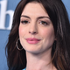 V odtenkih bele in modre, kot jih kombinira Anne Hathaway