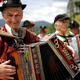 Na prireditvi Harmonike ob Blejskem jezeru danes zaigralo 450 harmonikarjev
