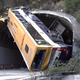 Dramatična nesreča avtobusa: pred tunelom ga je zavrtelo #video
