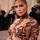 Jennifer Lopez osupnila v obleki, ki je bolj malo skrivala