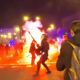 Po hudi železniški nesreči v Španiji izbruhnil protest: v policijo metali steklenice in bakle