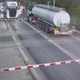 Voznik tovornjaka s cisterno se je za las izognil katastrofi #video