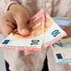 Velika sprememba za družinski proračun: kdo bo plačal račun?