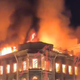V Sankt Peterburgu zagorela zgodovinska palača, zrušil se je del strehe #video