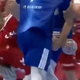 Grozljiv prekršek nad zvezdnikom: brcnil ga je v mednožje #video