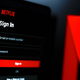 Netflixove delnice strmoglavile: odpuščanja, izgubljanje naročnikov in vse več težav
