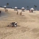 Plaža v Dubaju: lovsko letalo F-16E nad kopalci sestrelilo iranski dron #video