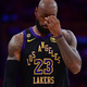LeBron James je le skomignil z rameni