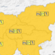 Razkrita ostrešja, podrt mlaj. Razglasili oranžni alarm.