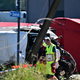 Tragedija: vlak trčil v šolski avtobus, umrlo naj bi več ljudi
