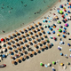 Novo pravilo na priljubljenem otoku: senčniki na plaži le za majhne otroke in starejše od 65 let